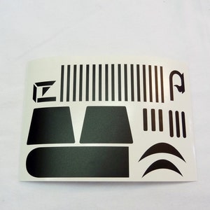Può includere: Foglio di decalcomanie in vinile bianco e nero con varie forme e motivi, tra cui strisce, curve e forme geometriche. Il foglio è progettato per progetti di artigianato e decorazione.