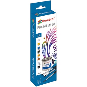 Op de afbeelding: Een Humbrol verf- en penseelset met zilveren, gouden, blauwe, donkergrijze, messingkleurige, bronzen, aluminiumkleurige en zwarte emailverf. De set bevat drie kwasten en een klein verfpotje.