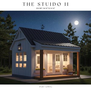 Puede incluir: Una representación nocturna de una pequeña cabaña blanca con techo negro, ventanas iluminadas y un porche. El texto "THE STUDIO II" está en la parte superior. La cabaña está rodeada de árboles bajo un cielo estrellado y una luna llena.