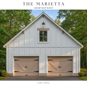 Pode incluir: Uma garagem branca para dois carros com portas bege e ferragens pretas. A garagem tem um telhado de duas águas e uma pequena janela. O texto "THE MARIETTA" está no topo, com dimensões de 7,92 m x 11,89 m. A garagem é rodeada por árvores.