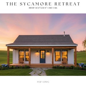 Op de afbeelding: Een wit huisje met een donkergrijs dak en een houten veranda. Het huis heeft een blauwe deur en twee houten stoelen op de veranda. De tekst "THE SYCAMORE RETREAT" staat bovenaan de afbeelding.