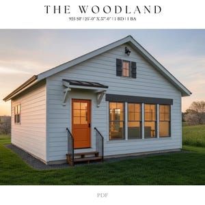 Puede incluir: Una cabaña blanca con una puerta de entrada naranja y molduras negras. La cabaña tiene varias ventanas y está rodeada de hierba verde. El cielo es un degradado de naranja y azul. El texto "THE WOODLAND" está en la parte superior.