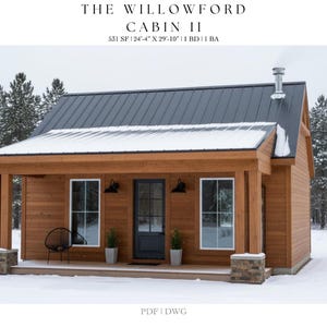 Op de afbeelding: Een kleine houten hut met een donkergrijs metalen dak, bedekt met sneeuw. De hut heeft twee ramen, een zwarte deur en een veranda. De tekst "THE WILLOWFORD CABIN II" staat bovenaan de afbeelding, samen met de oppervlakte en afmetingen van de hut.