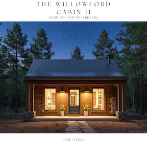 Puede incluir: Vista nocturna de una pequeña cabaña, la Willowford Cabin II, ubicada en un bosque. La cabaña tiene un techo de metal oscuro, revestimiento de madera y tres ventanas con iluminación interior cálida. El texto "THE WILLOWFORD CABIN II" está en la parte superior.