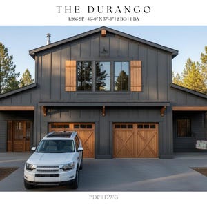 Puede incluir: Una casa moderna de dos pisos con exterior gris oscuro, puertas de garaje y contraventanas de madera. Un SUV blanco está estacionado frente al garaje. El texto "THE DURANGO" está en la parte superior de la imagen, junto con las dimensiones.
