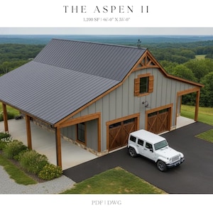 Pode incluir: Vista aérea de um edifício em estilo celeiro com telhado de metal cinza e detalhes em madeira. O edifício tem duas portas de garagem e uma varanda coberta. Um SUV branco está estacionado em frente ao edifício. O texto "THE ASPEN II" está no topo.