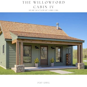 Peut inclure: Représentation numérique d'un petit chalet, le Willowford Cabin IV, avec un extérieur vert et un toit en bardeaux bruns. Le chalet a un porche avec des poutres en bois et des piliers en pierre. Le texte indique : 531 SF | 24'-4" X 29'-10" | 1 BD | 1 BA.