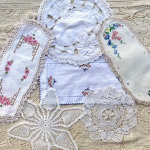 Surtido de tapetes bordados a mano y de crochet