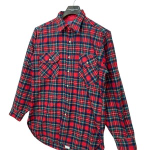 Puede incluir: Camisa de franela a cuadros rojos y verdes con mangas largas y cierre de botones.