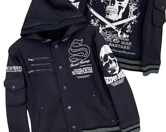 Chaqueta universitaria punk con capucha, estampado de calavera y revancha, talla M, con efecto desgastado por el sol.