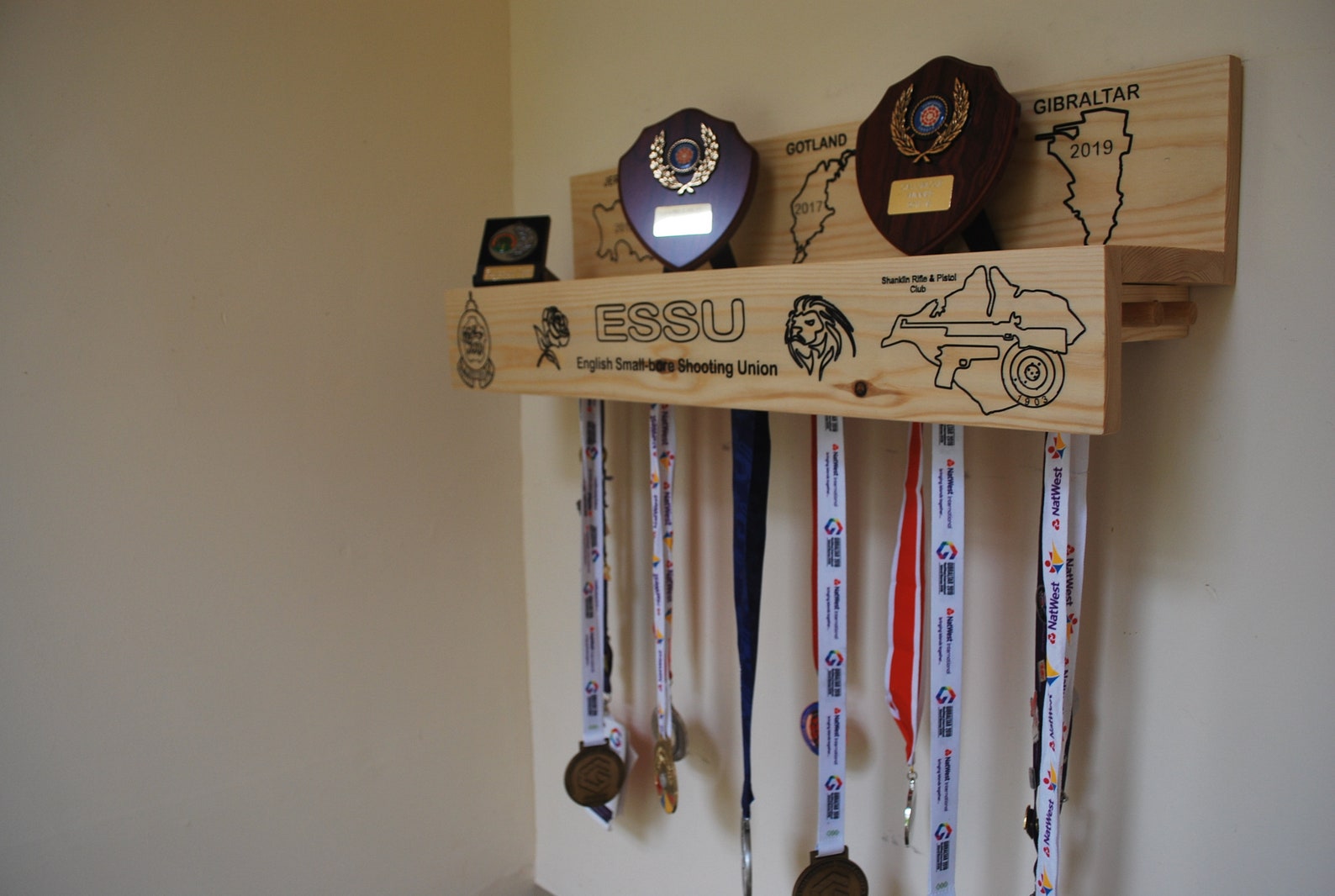 Trophée et présentation de médailles en bois Etsy France