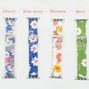 K&ouml;nnte beinhalten: Vier verschiedene Apple Watch-Armb&auml;nder mit Blumenmustern. Die Armb&auml;nder sind mit "liberty", "blue daisy", "blossom" und "daisy" beschriftet.