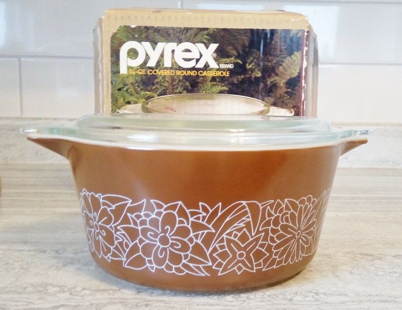 HTF Pyrex woodland boxed 484 NOS NIB 1.5 qt covered casserole-Brown