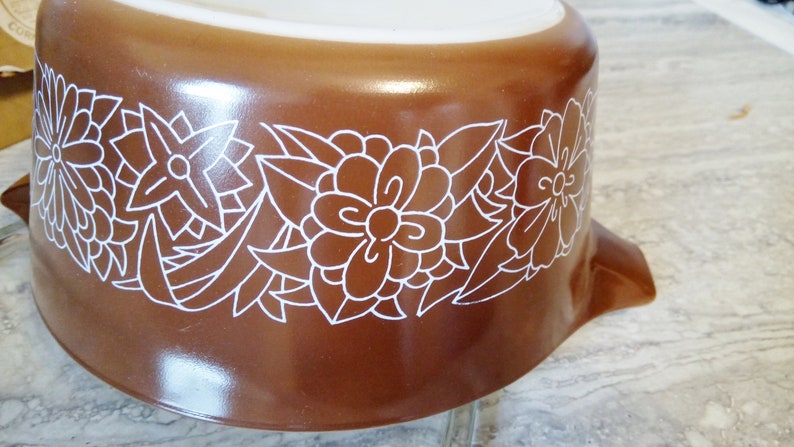 HTF Pyrex woodland boxed 484 NOS NIB 1.5 qt covered casserole-Brown