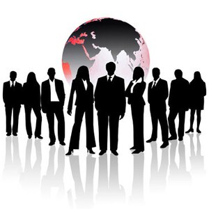 以下が含まれることがあります： ビジネスウェアを着た人々が地球儀の前に立っています。地球儀は赤と黒で、背景は白です。人々は全員前を向いており、腕を組んでいます。