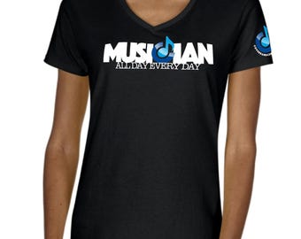 T-shirt à col en V Musician All Day Every Day pour femmes de CBC