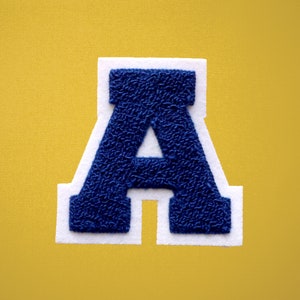 Parche de fieltro de chenilla con letras universitarias medianas de 8,9 cm, azul rey/blanco