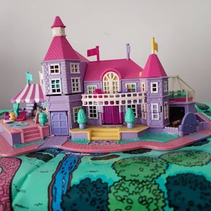 Barbie sullo sfondo disney cheap dreamhouse casa per le bambole