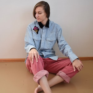 Camicia in denim vintage, camicia in denim unisex, camicia boho hippie, camicia in jeans, camicia in denim blu, dettagli in velluto nero, jeans da indossare, camicia in denim cool