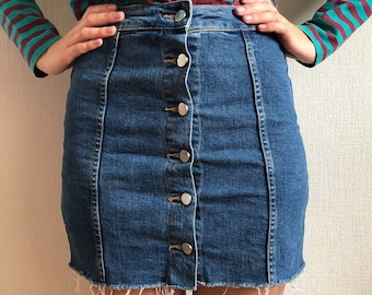 Minissaia vintage em jeans azul, com botões frontais e modelagem evasê, tamanho 36.