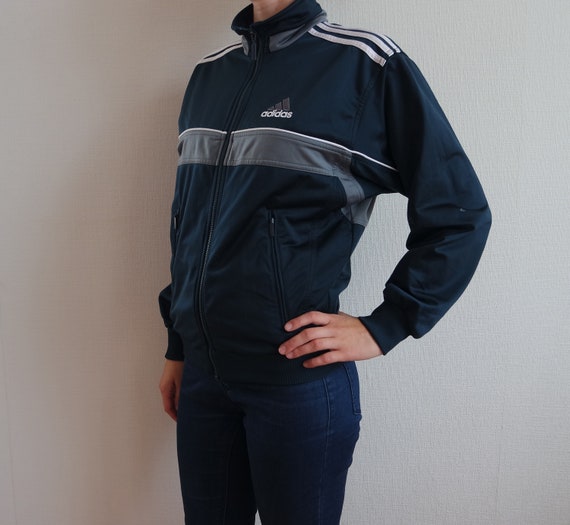 Adidas Joggingjacke hellblau glänzend mit weißen Streifen Adidas Joggingjacke hellblau glänzend mit weißen Streifen