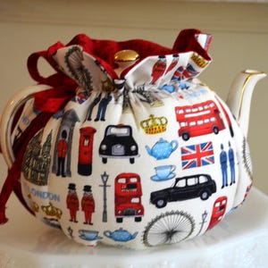TEA COSY Small Size Drop In Snuggie Tea Cosy fits your 24-30 Oz teapot is made with British Icon cotton fabric lined with burgundy cotton Bild 3