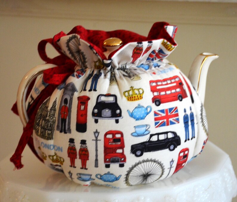 TEA COSY Small Size Drop In Snuggie Tea Cosy fits your 24-30 Oz teapot is made with British Icon cotton fabric lined with burgundy cotton Bild 3