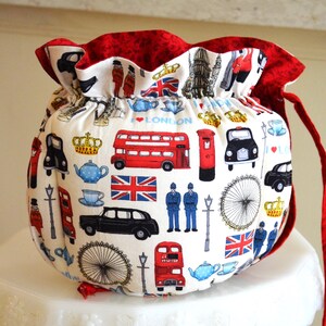 TEA COSY Small Size Drop In Snuggie Tea Cosy fits your 24-30 Oz teapot is made with British Icon cotton fabric lined with burgundy cotton Bild 7