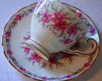 Taza y platillo de porcelana inglesa "Love In A Mist" de estilo toscano con flores de Nigella.