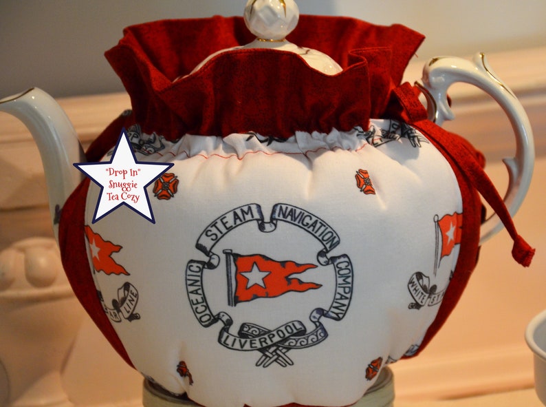 Puede incluir: Calienta tazas rojo y blanco con un dise&ntilde;o n&aacute;utico que presenta una bandera roja con una estrella blanca y el texto "Oceanic Steam Navigation Company Liverpool".