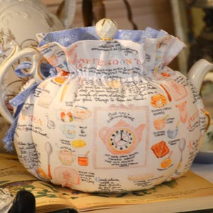 Może przedstawiać: Zestaw trzech ceramicznych kubk&oacute;w z nakrapianym, matowym wykończeniem. Kubki są w odcieniach kremu, jasnoszarym i ciemnoszarym. Każdy kubek ma prosty, minimalistyczny design i zaokrąglony uchwyt.