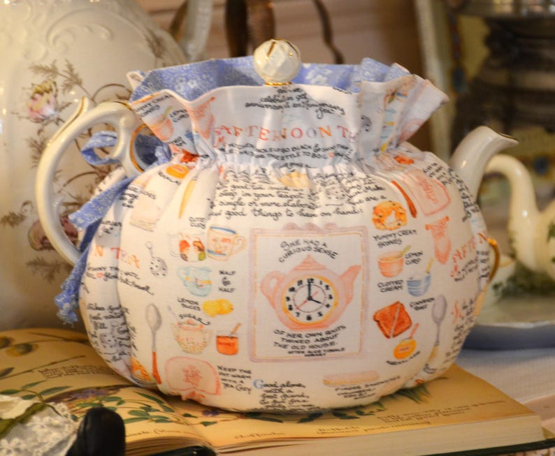 Może przedstawiać: Zestaw trzech ceramicznych kubk&oacute;w z nakrapianym, matowym wykończeniem. Kubki są w odcieniach kremu, jasnoszarym i ciemnoszarym. Każdy kubek ma prosty, minimalistyczny design i zaokrąglony uchwyt.