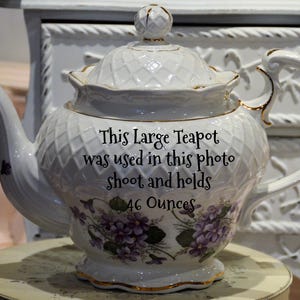 Może przedstawiać: Zestaw trzech ceramicznych kubk&oacute;w z nakrapianym, matowym wykończeniem. Kubki są w odcieniach kremowym, jasnoszarym i ciemnoszarym. Każdy kubek ma prosty, minimalistyczny design i zaokrąglony uchwyt.