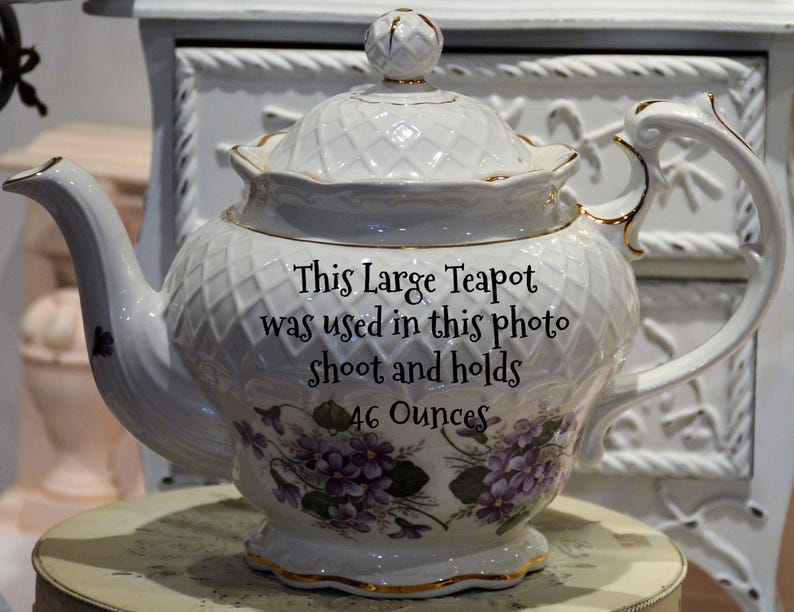 Może przedstawiać: Zestaw trzech ceramicznych kubk&oacute;w z nakrapianym, matowym wykończeniem. Kubki są w odcieniach kremowym, jasnoszarym i ciemnoszarym. Każdy kubek ma prosty, minimalistyczny design i zaokrąglony uchwyt.