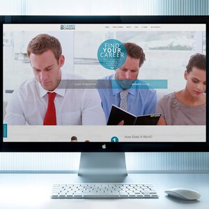 以下が含まれることがあります： "Cleared Careers"というウェブサイトが表示されたコンピューター画面。画面には「Find Your Career」というテキストと、「Click to Register」と書かれた青いボタンが表示されています。