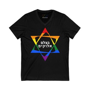 Btzelem Elohim ユニセックス ジャージー 半袖 Vネック Tシャツ