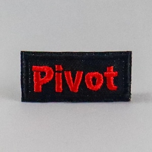 Roller Derby Pivot Aufnäher: Rot auf Schwarz
