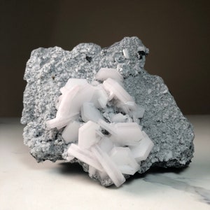 Calcit Kristalle auf Matrix | Natürliche &quot;Sandwich&quot; Calcit Mineralprobe | UV-Reaktives Sammlerstück