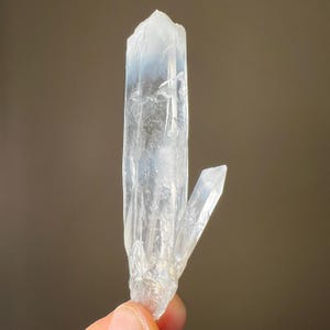 Colombiansk blå dimkvartspunkt | Naturlig kristallkluster med cookeitinneslutningar | Mineralprov