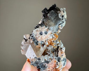 金属方鉛鉱と青銅鉱の結晶標本をあしらった刃状の鮮やかな重晶石