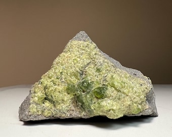ペリドット｜玄武岩母岩上の緑色のカンラン石結晶｜鉱物標本
