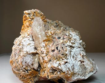 金属方鉛鉱と青銅鉱の結晶標本をあしらった刃状の鮮やかな重晶石