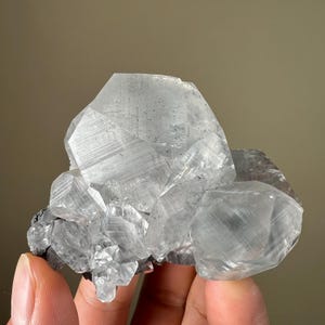 Klare Calcit-Kristallstufe: Natürliches Mineral, UV-reaktiv