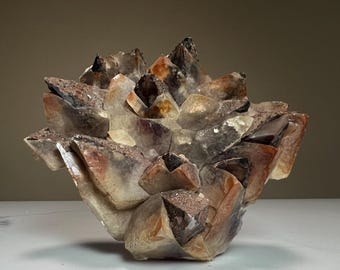 マリポサ方解石｜酸化鉄のゾーニングが見られる天然方解石結晶クラスター