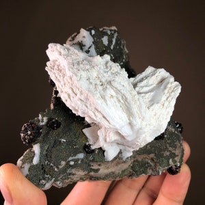 重晶石ドゥルージークォーツ標本：閃亜鉛鉱と緑簾石鉱物