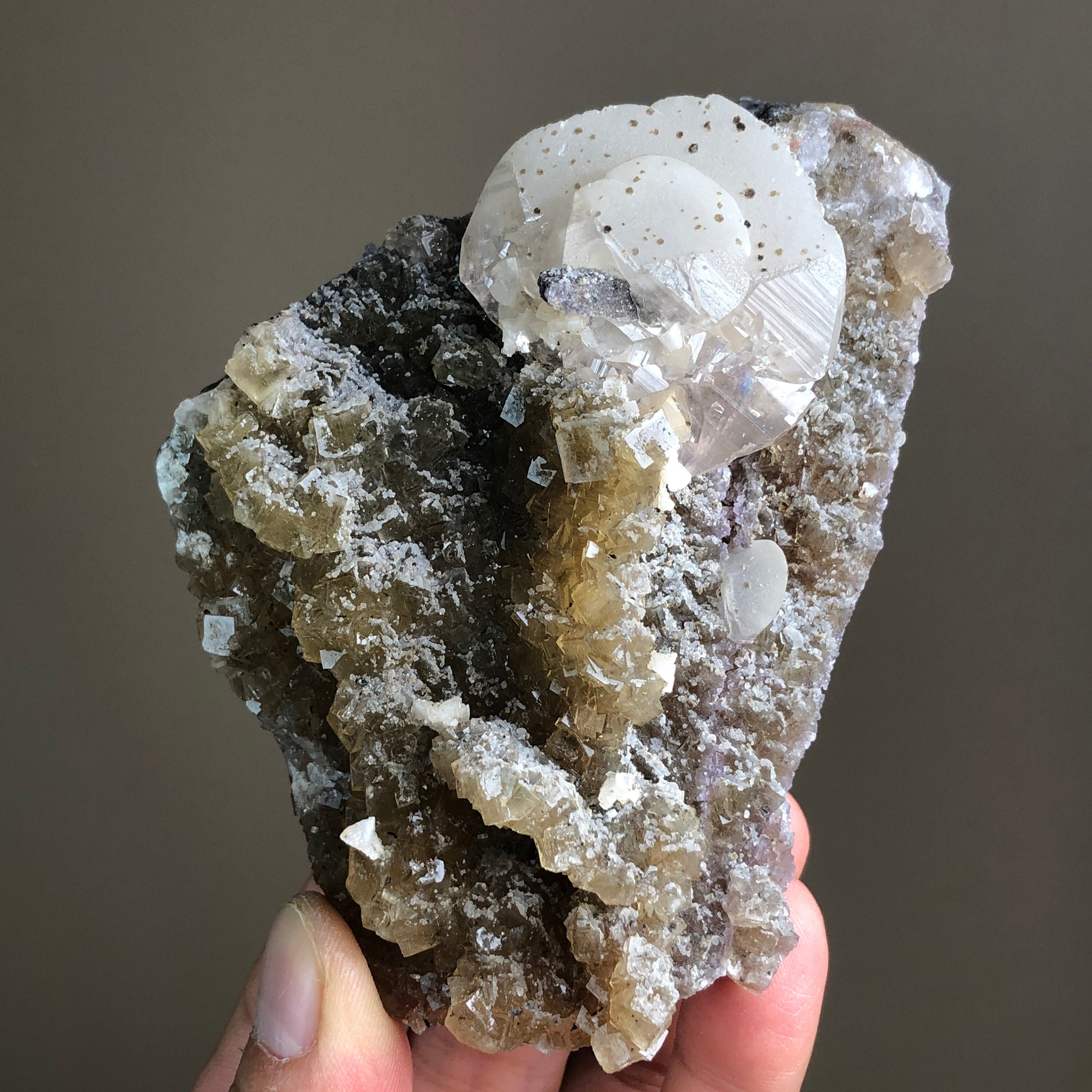 黄色蛍石上の方解石結晶 | 方解石入り金色蛍石 | スペイン産UV