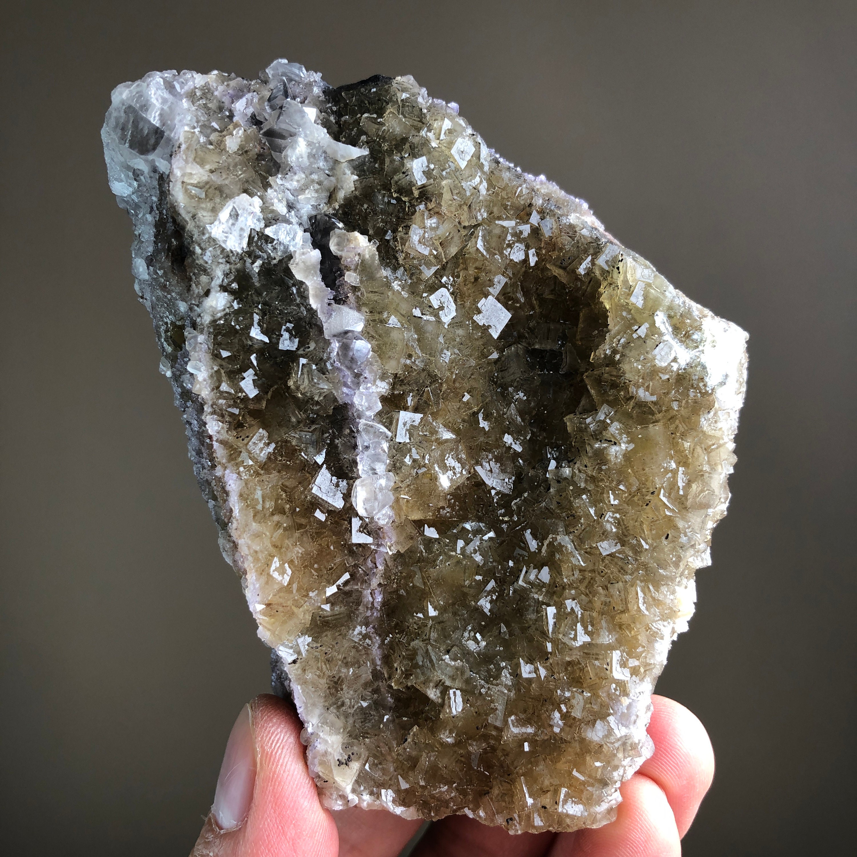 金色の方解石の上に蛍石 神秘的な蛍光色の方解石 – きらら舎