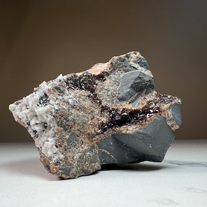 Calcit | Natürlicher irisierender Calcit mit Hundszahn Calcit auf Matrix | UV Mineral Specimen