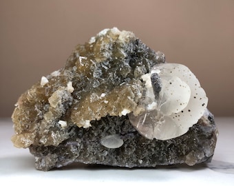 黄色蛍石上の方解石結晶 | 方解石入り金色蛍石 | スペイン産UV鉱物標本