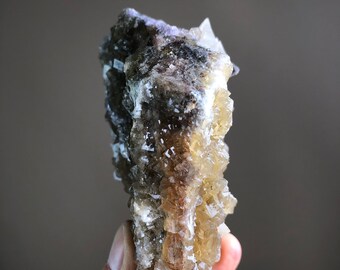 金色の方解石の上に蛍石 金色の方解石の上に蛍石 蛍光燐光方解石A～B – きらら舎